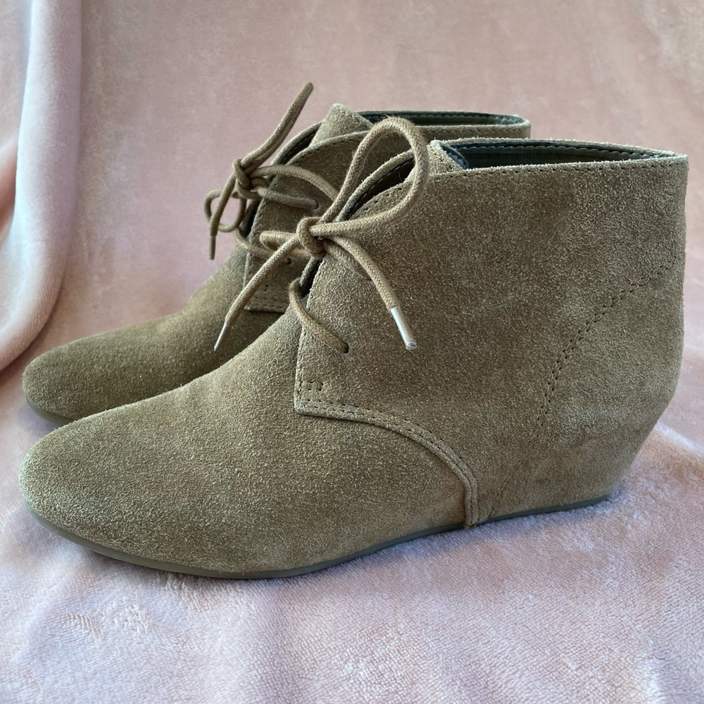 Nine West Joanis Suede Leather Ankle Lace Up Wedge Bootie Size 7 Tan Beige